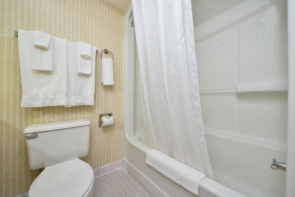 Queen Room with Two Queen Beds - Non-Smoking interior